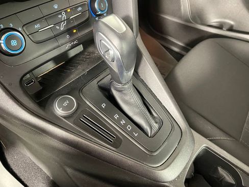 Used 2016 Ford Focus SE w/ SE Power Seat Package image 10