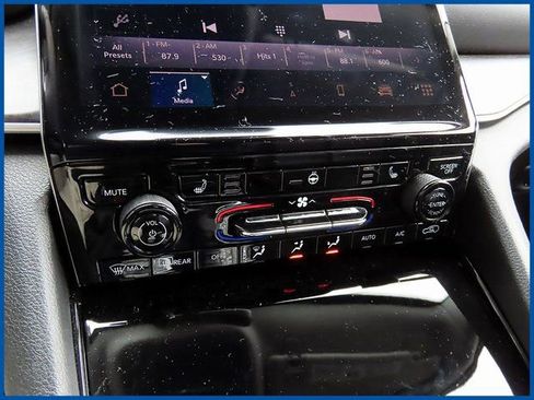 Used 2023 Jeep Grand Cherokee Limited image 17