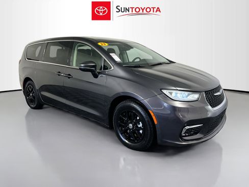 Used 2023 Chrysler Pacifica Touring-L image 1