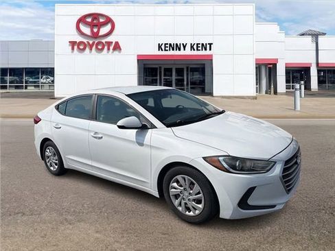 Used 2017 Hyundai Elantra SE image 1