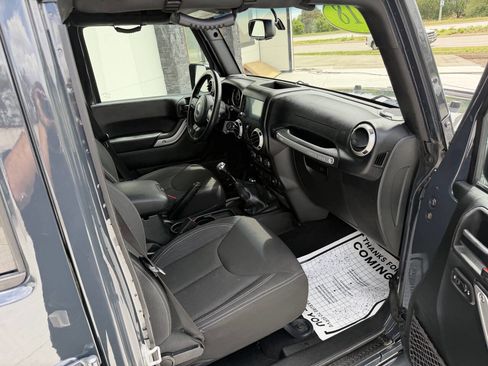 Used 2018 Jeep Wrangler Unlimited Sahara AWD/4WD image 17