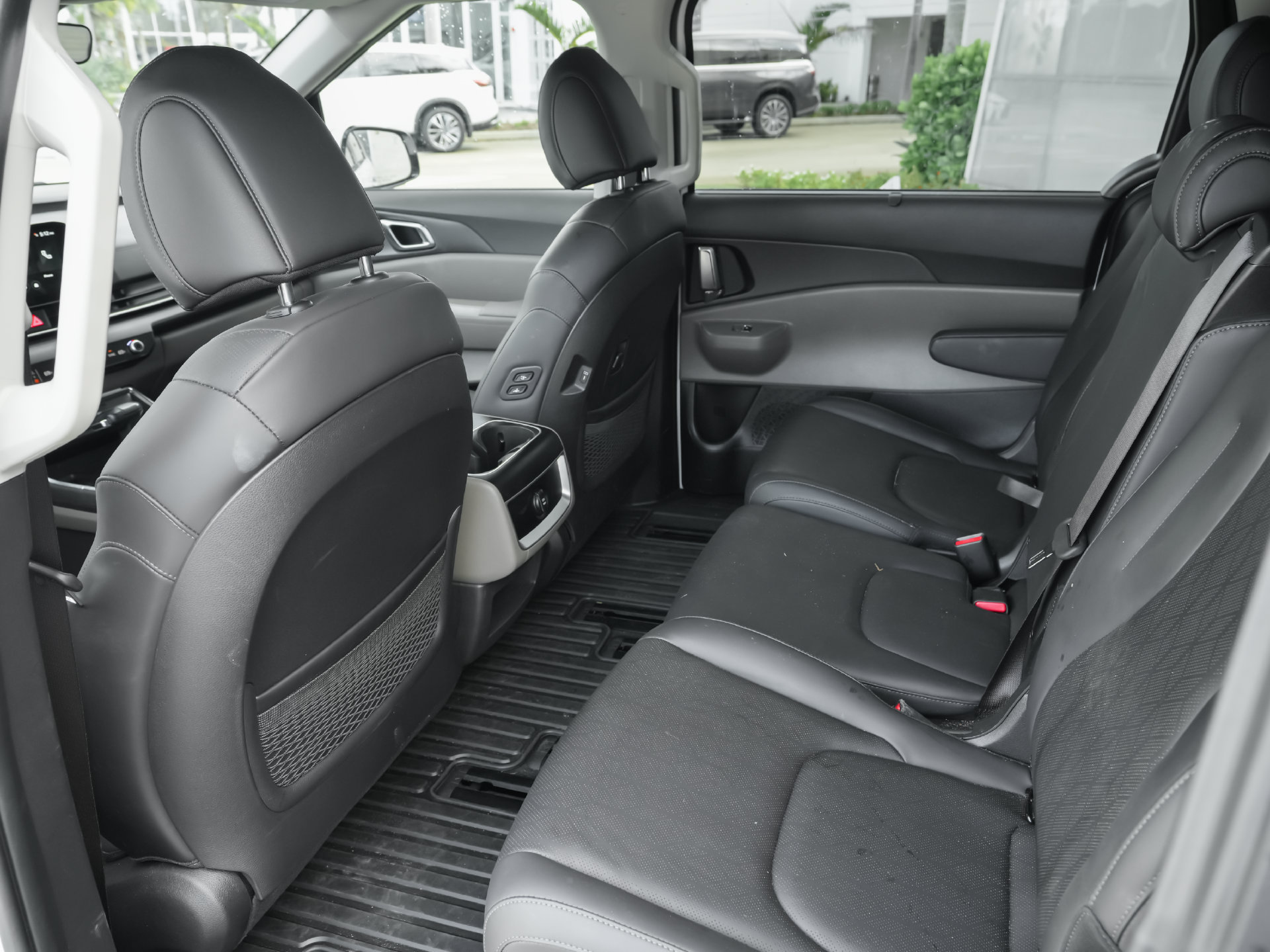 Used 2026 Kia Carnival EX FWD image 4