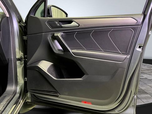 Used 2023 Volkswagen Tiguan SE image 27