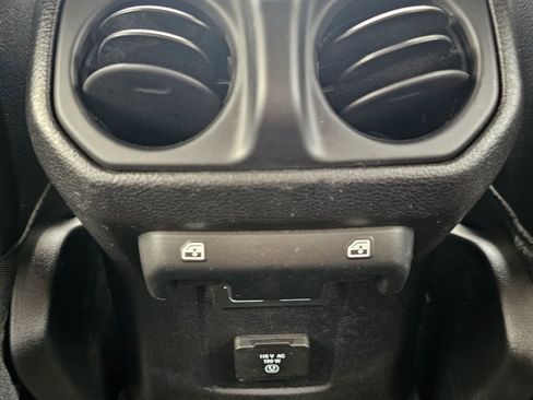 Used 2019 Jeep Wrangler Unlimited Rubicon w/ Dual Top Group AWD/4WD image 11