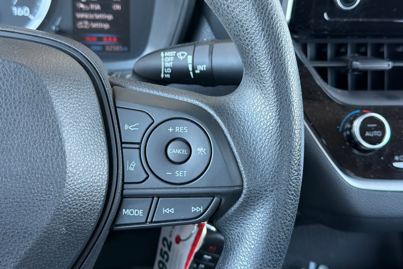Used 2020 Toyota Corolla LE FWD image 29