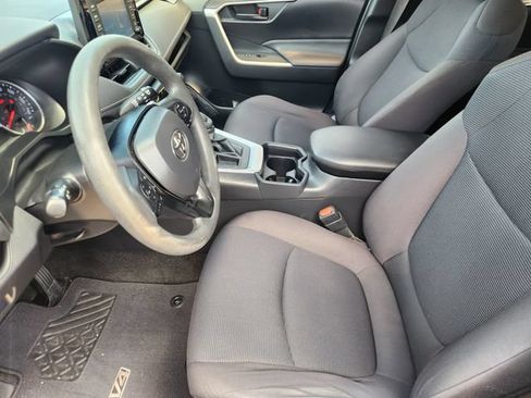 Used 2019 Toyota RAV4 LE FWD image 13