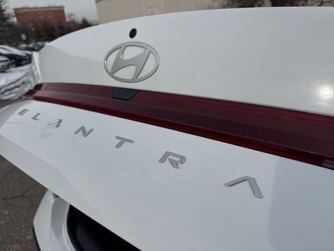 Certified 2025 Hyundai Elantra SE image 15