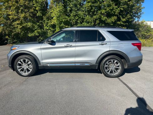 Used 2022 Ford Explorer XLT w/ Equipment Group 202A image 3