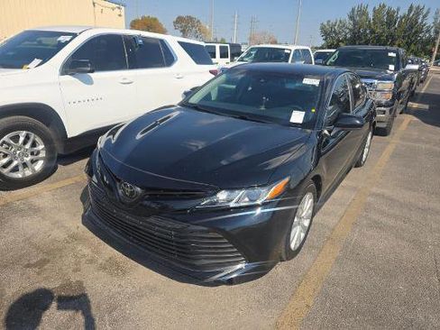 Used 2018 Toyota Camry LE FWD image 3