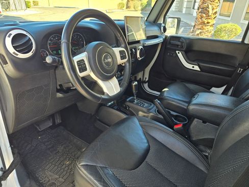 Used 2015 Jeep Wrangler Unlimited Sahara image 9