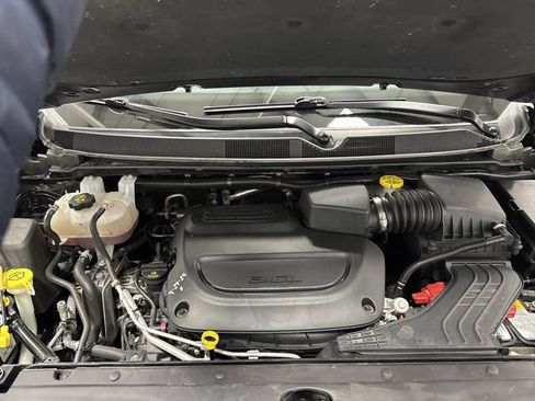 Used 2025 Chrysler Pacifica Limited image 40