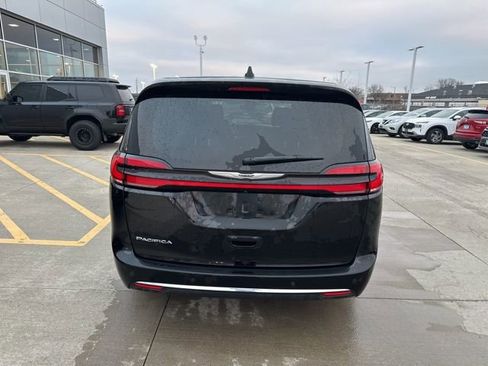 Used 2024 Chrysler Pacifica Touring-L image 6