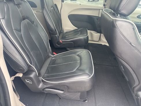 Used 2023 Chrysler Pacifica Limited image 23