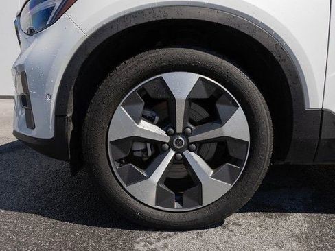 Used 2024 Volvo XC40 B5 Plus image 4