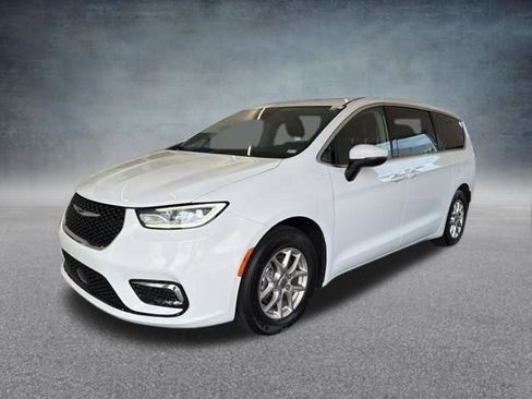Used 2023 Chrysler Pacifica Touring-L FWD image 13