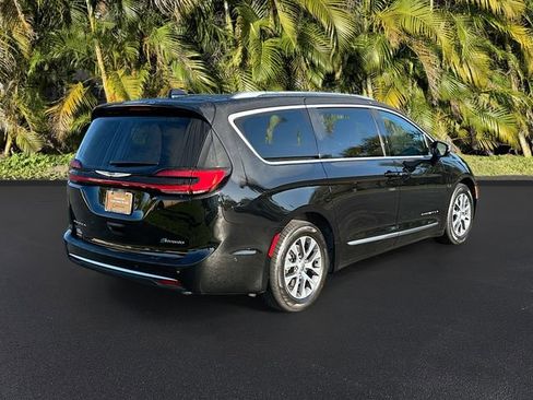 Used 2025 Chrysler Pacifica Pinnacle image 5