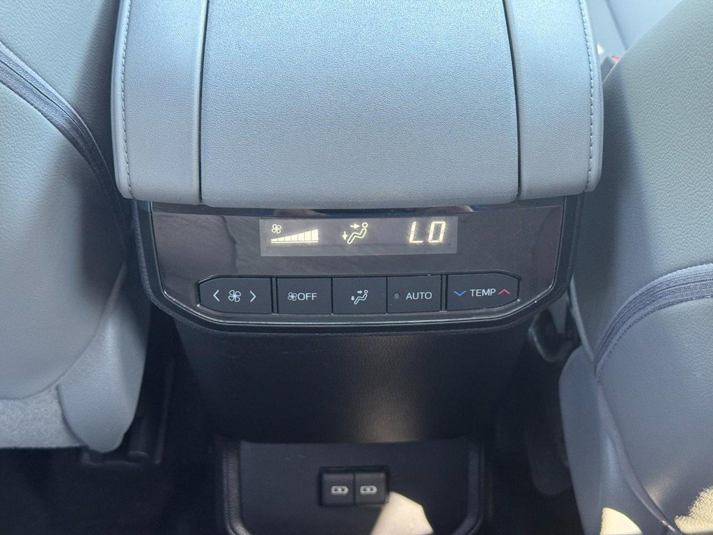 Used 2022 Toyota Highlander XLE AWD/4WD image 17