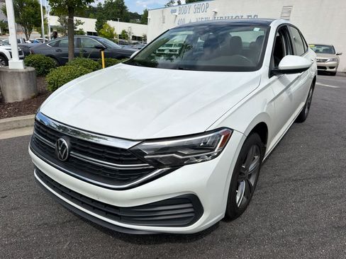 Used 2023 Volkswagen Jetta SE w/ Panoramic Sunroof Package FWD image 3