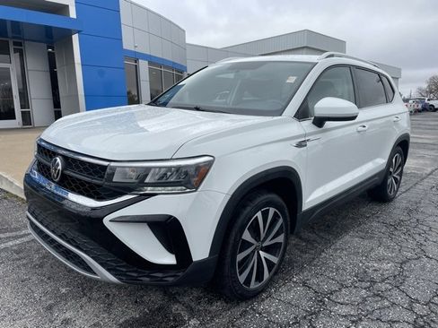 Used 2022 Volkswagen Taos SE image 2