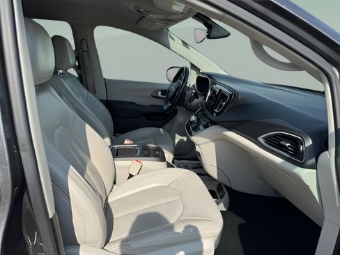 Used 2018 Chrysler Pacifica Touring-L Plus FWD image 17