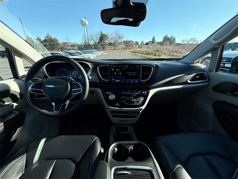 Used 2024 Chrysler Pacifica Touring-L image 24