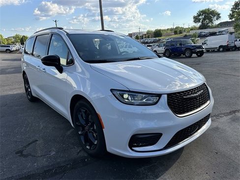 New 2026 Chrysler Pacifica Limited w/ S Appearance Package image 4