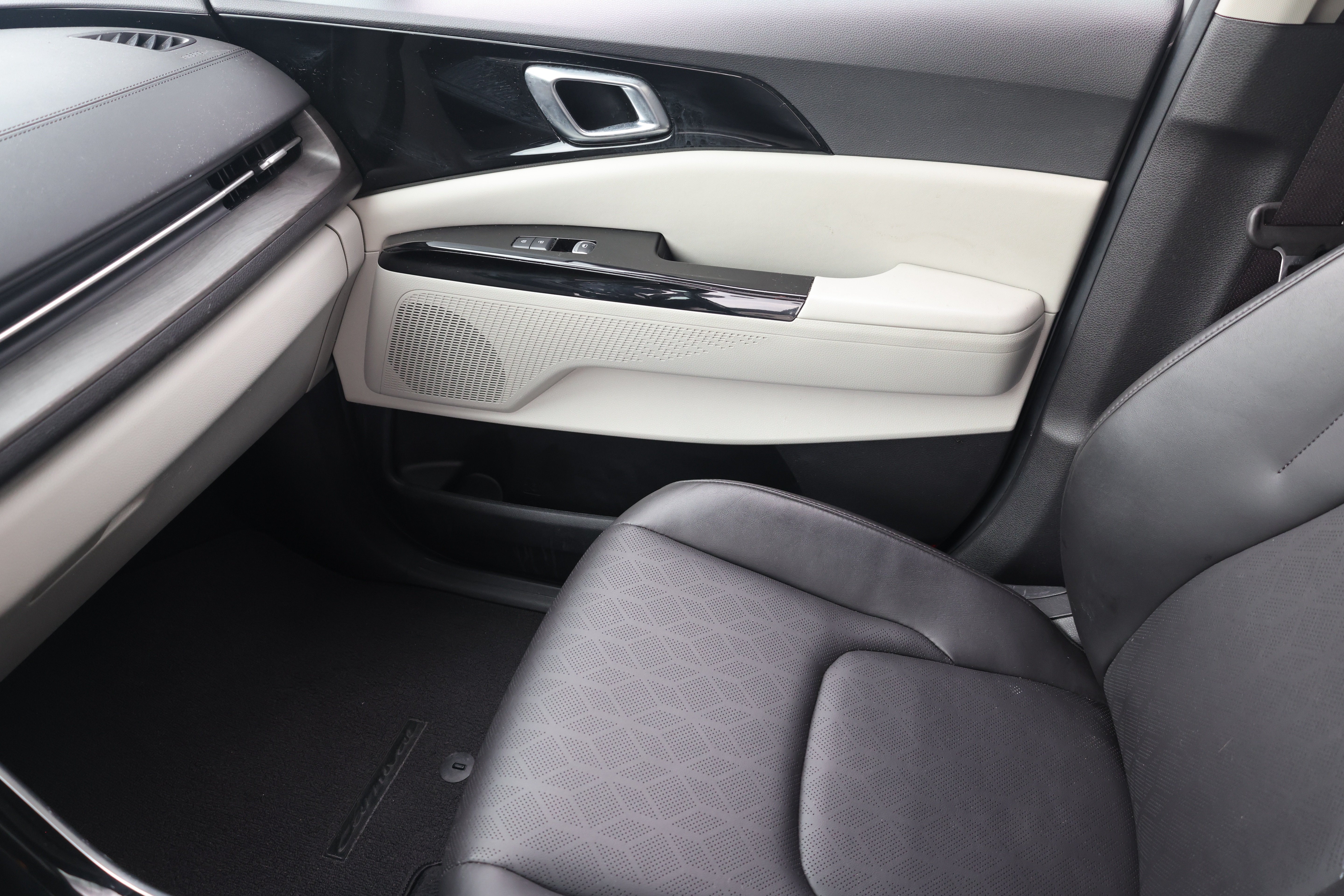 Used 2024 Kia Carnival EX FWD image 11