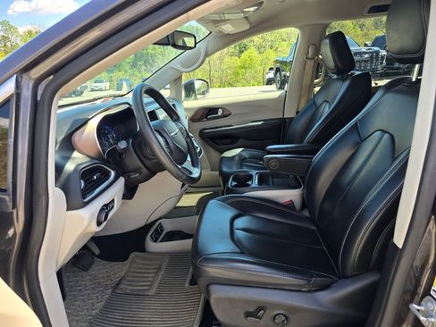 Used 2021 Chrysler Voyager Lxi image 3