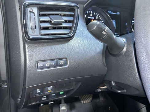Used 2017 Nissan Rogue SV AWD/4WD image 27