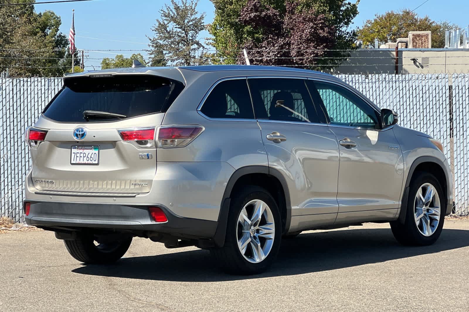 Used 2014 Toyota Highlander Limited Platinum AWD/4WD image 3