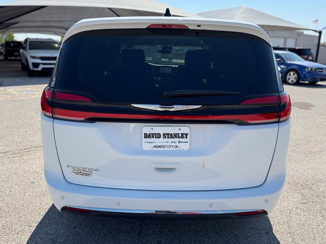 Used 2024 Chrysler Pacifica Touring-L FWD image 5