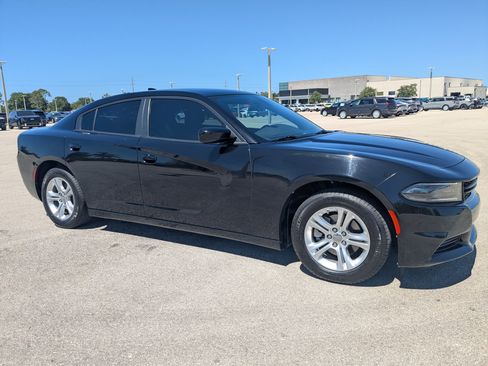 Used 2023 Dodge Charger SXT RWD image 2