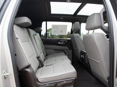 Used 2023 GMC Yukon XL SLT w/ SLT Premium Package AWD/4WD image 14
