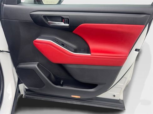 Used 2024 Toyota Highlander FWD image 53