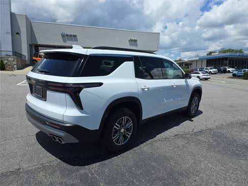 Used 2025 Chevrolet Traverse LT FWD image 3