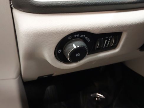 Used 2024 Chrysler Pacifica Touring-L image 23