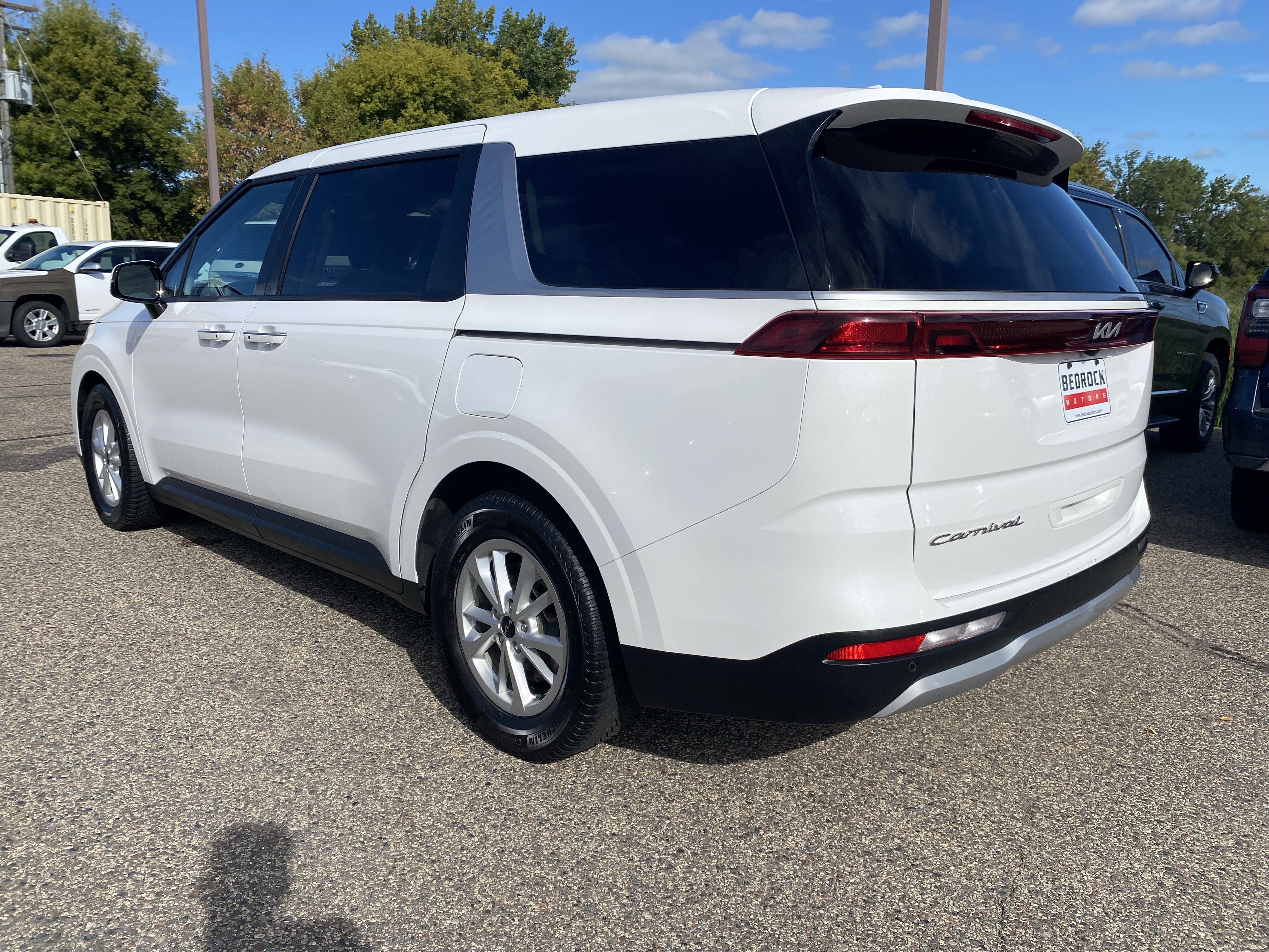 Used 2022 Kia Carnival LX FWD image 3