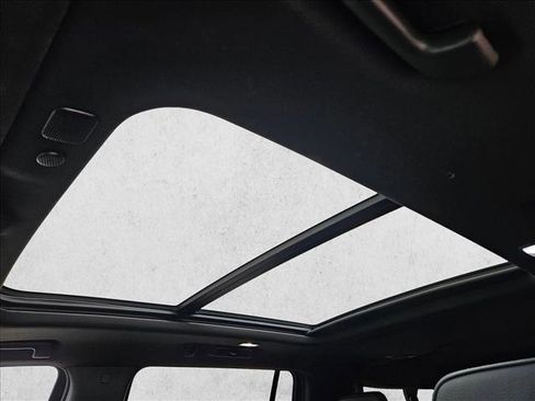 Used 2024 GMC Yukon XL Denali w/ Advanced Technology Package image 17