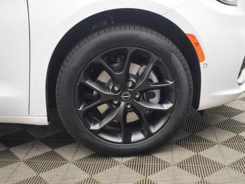 New 2026 Chrysler Pacifica Limited w/ S Appearance Package image 11