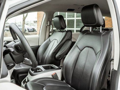 Used 2023 Chrysler Pacifica Touring-L FWD image 6