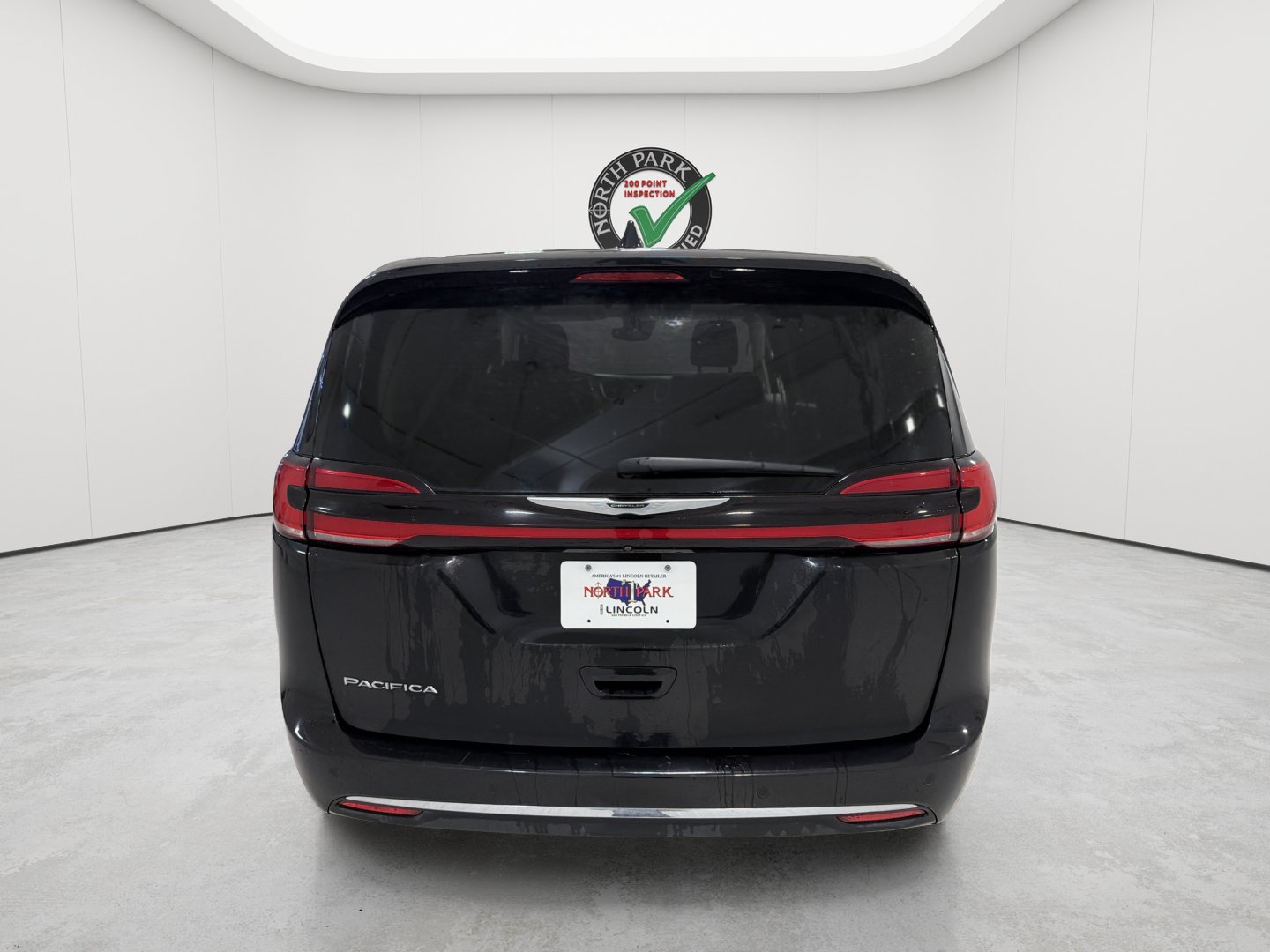 Used 2023 Chrysler Pacifica Touring-L FWD image 4