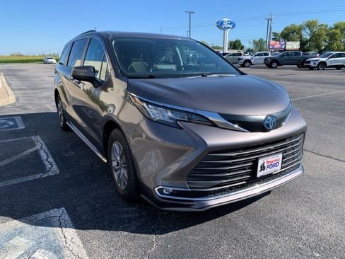 Used 2023 Toyota Sienna XLE image 3