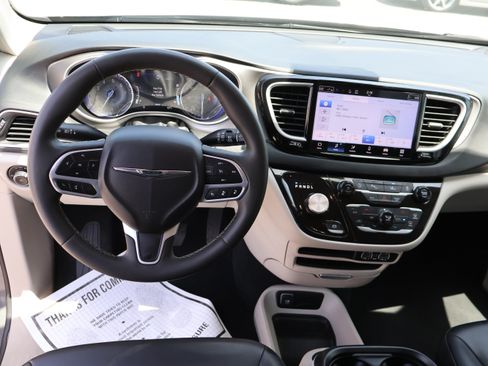Used 2023 Chrysler Pacifica Touring-L FWD image 21