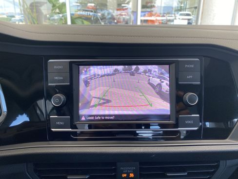 Used 2024 Volkswagen Jetta SE FWD image 4
