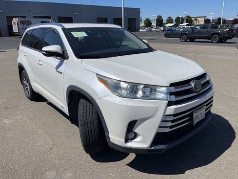 Used 2018 Toyota Highlander XLE AWD/4WD image 3