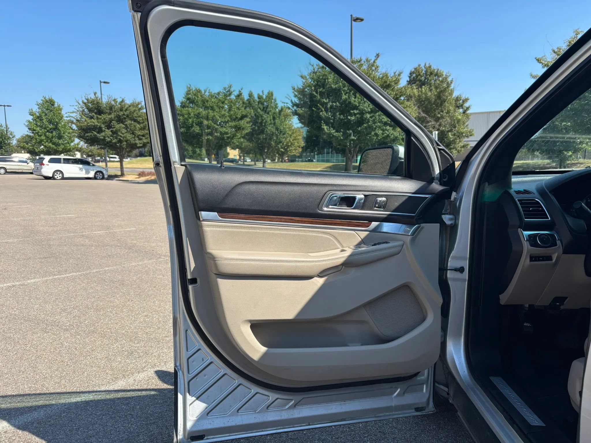 Used 2018 Ford Explorer Limited w/ Equipment Group 301A FWD image 17