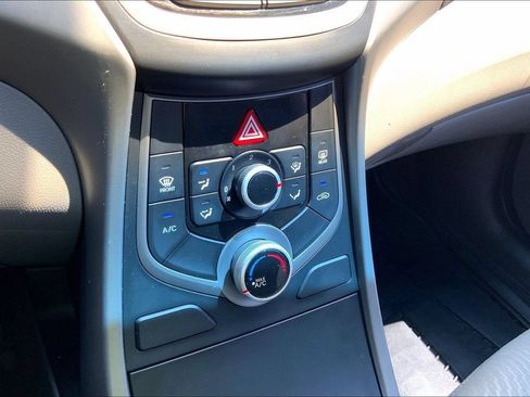 Used 2015 Hyundai Elantra SE FWD image 12
