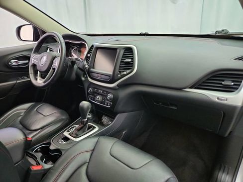 Used 2016 Jeep Cherokee Trailhawk w/ Comfort/Convenience Group AWD/4WD image 30