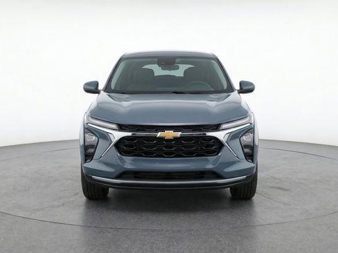Used 2025 Chevrolet Trax LT image 2