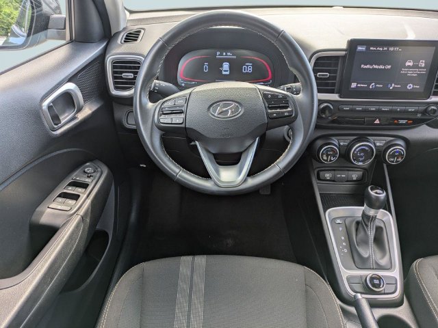 Used 2025 Hyundai Venue SEL FWD image 17